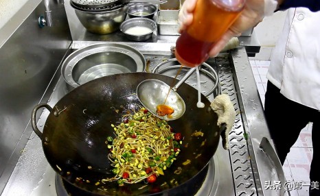 厨师长做一道小炒黄豆芽,地道农家菜,越嚼越香,家里最常吃