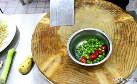 厨师长做一道小炒黄豆芽,地道农家菜,越嚼越香,家里最常吃