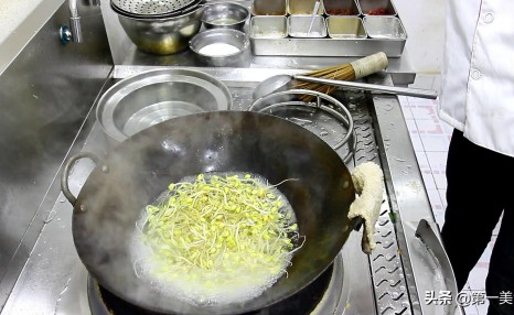 厨师长做一道小炒黄豆芽,地道农家菜,越嚼越香,家里最常吃
