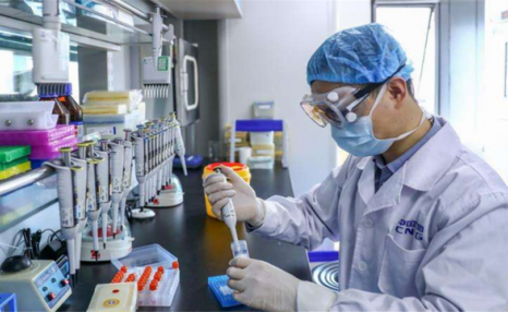 中国传来好消息，新冠疫苗志愿者结束6个月观察期，美国却只会说