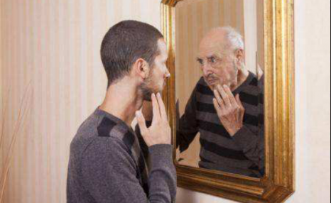 为何老人们都说晚上不能照镜子？科学研究发现，原来真的不能照