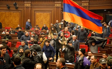 赔款500亿美元！亚美尼亚丧权辱国，大批民众请战：不当亡国奴