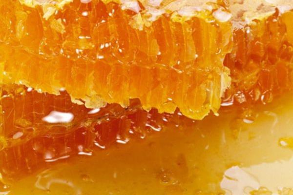 蜂巢蜜市场价格多少钱一斤 蜂巢蜜为什么要用木勺