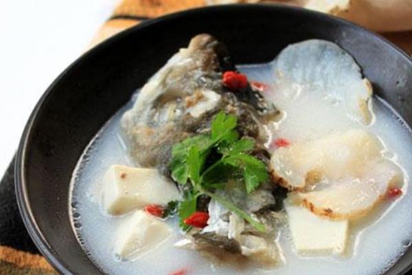 川芎白芷天麻鱼头汤的功效与作用及做法 川芎白芷天麻炖鱼头的禁忌