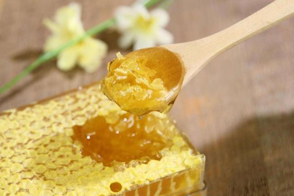 蜂巢蜜市场价格多少钱一斤 蜂巢蜜为什么要用木勺