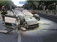 梦见开车翻车是什么意思,女人梦到开车翻车人没事有什么预兆