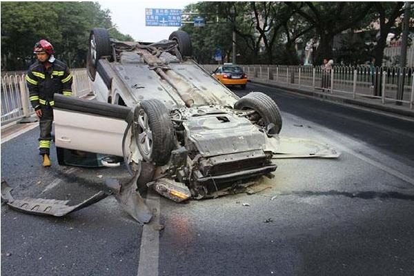 梦见开车翻车是什么意思 女人梦到开车翻车人没事有什么预兆