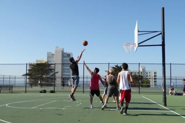 梦见打篮球是什么意思 梦到和别人一起打篮球有什么预兆