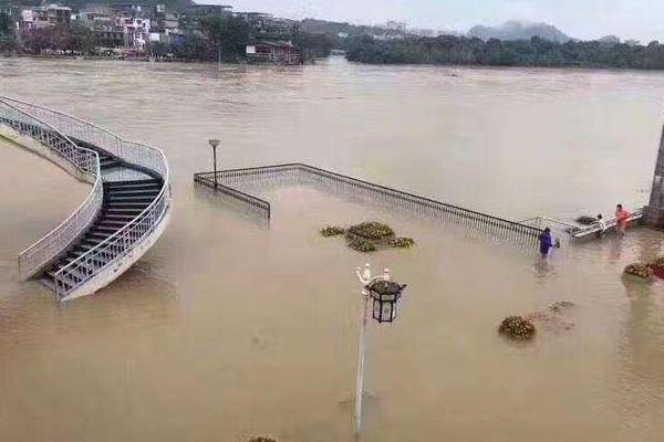 梦见下雨涨水是什么意思 梦到下雨路面涨水特别大有什么预兆