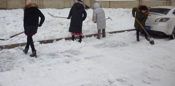 梦见扫雪是什么意思 女人梦到和很多人在一起扫雪有什么预兆