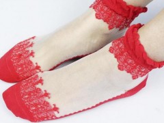 梦见穿红袜子是什么意思,女人梦到自己穿着红色袜子有什么预兆