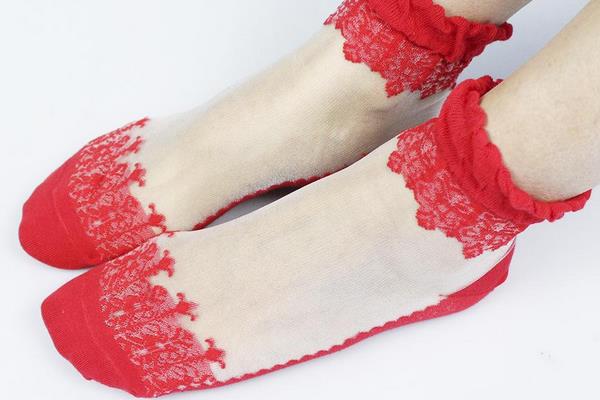 梦见穿红袜子是什么意思 女人梦到自己穿着红色袜子有什么预兆