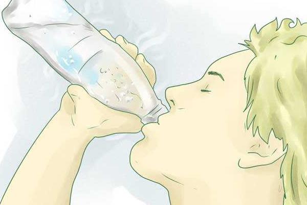 梦见喝水是什么意思 女人梦到自己口渴不停的喝水有什么预兆