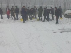 梦见扫雪是什么意思,女人梦到和很多人在一起扫雪有什么预兆