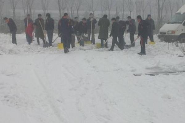 梦见扫雪是什么意思 女人梦到和很多人在一起扫雪有什么预兆