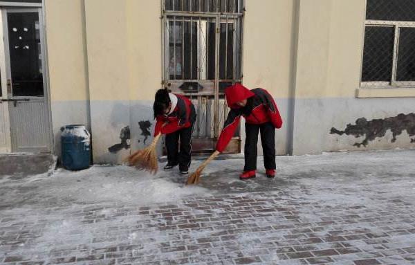 梦见扫雪是什么意思 女人梦到和很多人在一起扫雪有什么预兆