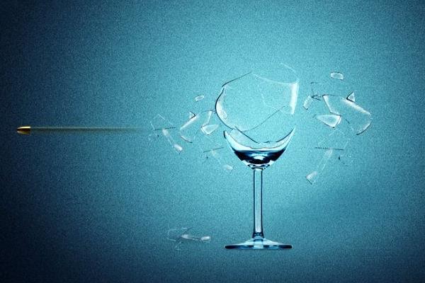 梦见玻璃杯碎了是什么意思 女人梦到喝水的玻璃杯碎了有什么预兆