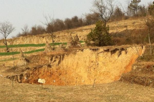 梦见地陷下去了是什么意思 梦到地陷有人掉下去了有什么预兆