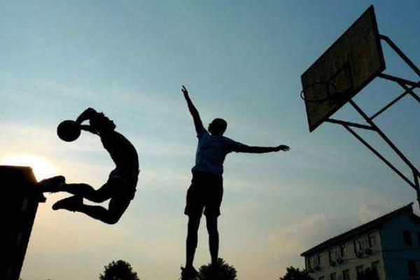 梦见打篮球是什么意思 梦到和别人一起打篮球有什么预兆