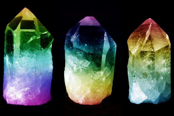 梦见水晶是什么意思 梦到很多五颜六色的水晶石头有什么预兆
