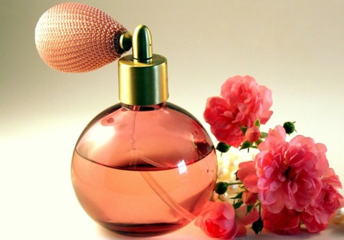 粉红色的香水和花