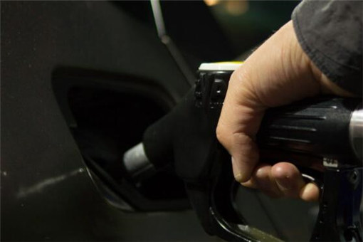 新一轮成品油调价今晚开启！为何上涨？加满一箱油要多花多少钱？