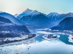 雅鲁藏布江的源头在哪里？流经哪几个国家？