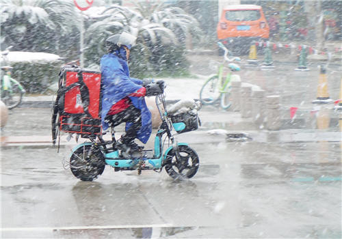 雪中送餐的电动车师傅