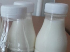 用塑料牛奶瓶铺路可以节省成本！农村居民你学到了吗？