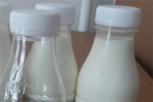 用塑料牛奶瓶铺路可以节省成本！农村居民你学到了吗？