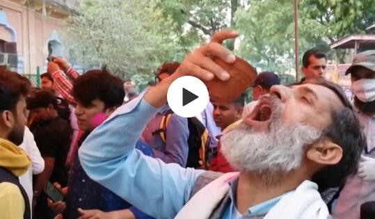 印度人喝牛尿可以抵抗新冠病毒？200名民众喝牛尿聚会！堡垒了！