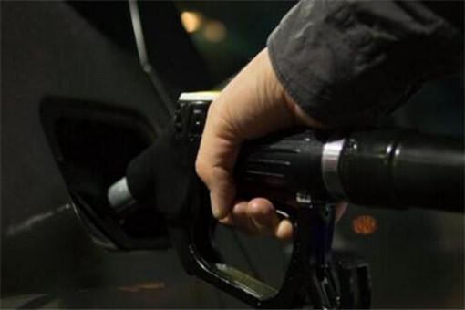 国际油价跌至四年来低点是什么情况？国内油价会下跌多少？附最新油价！