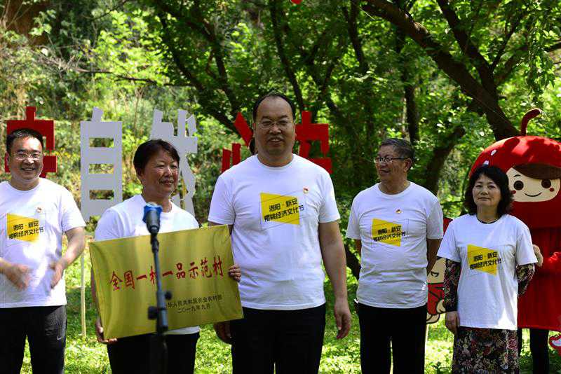 新安县把特色樱桃农特产品等推销出去，做好樱桃节“云端发布”模式