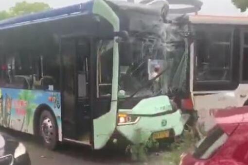 乘客拉拽驾驶员致两公交相撞！怎么回事？为什么拉拽？事件完整过程！