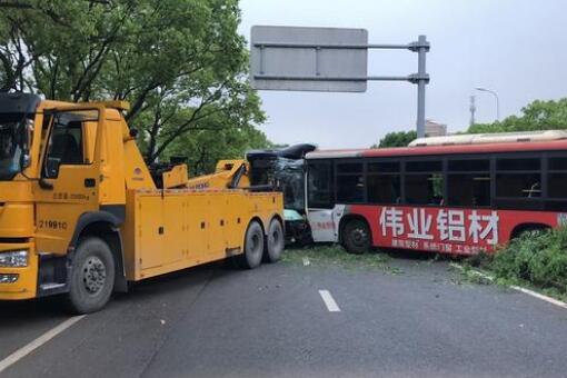 乘客拉拽驾驶员致两公交相撞！怎么回事？为什么拉拽？事件完整过程！