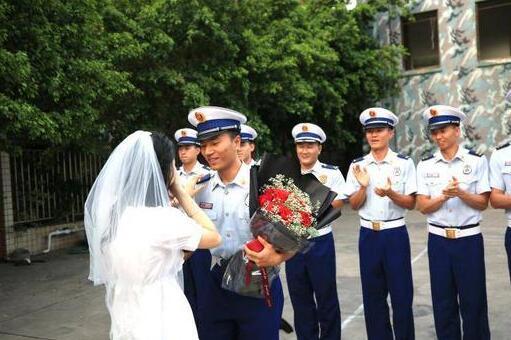 女幼师捧花向消防员男友求婚具体怎么回事