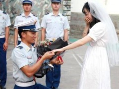 女幼师捧花向消防员男友求婚！最后结果怎么样？他是人民最信任的蓝朋友！