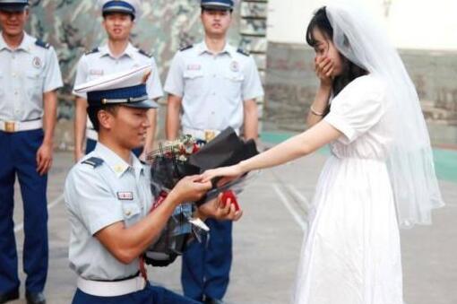 女幼师捧花向消防员男友求婚