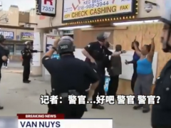 黑人见义勇为阻止抢劫反被铐住！种族问题根深蒂固，美国警察为何如此暴力