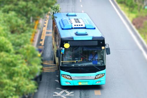 贵州一载有学生大巴车冲进水库-摄图网