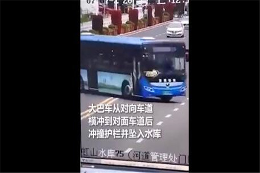 贵州坠湖公交车司机驾龄超20年