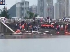 贵州一载有学生大巴车冲进水库 重庆的民间救援队伍正在展开搜救工作