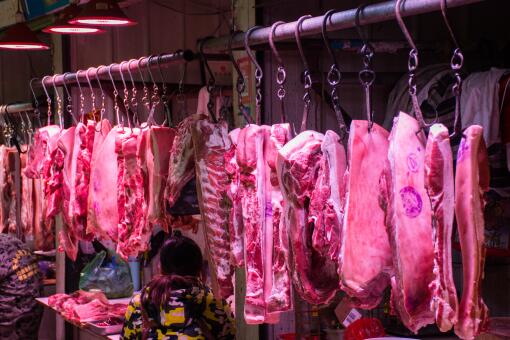 北京新发地猪肉批发大厅复市-摄图网
