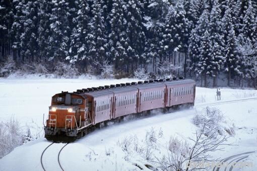 吉林暴雪铁路工人火烤铁轨除冰，怎么清除下雪天的铁轨上的积雪，积雪对铁轨运行有什么影响
