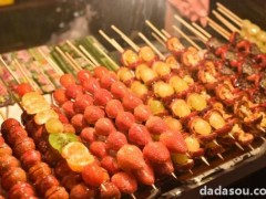 糖葫芦有几种口味?东北摊主把鸡爪猪蹄做成糖葫芦