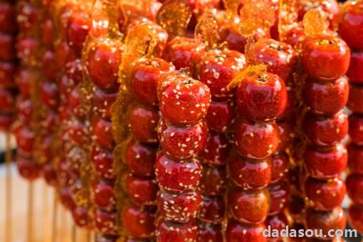东北摊主把鸡爪猪蹄做成糖葫芦，糖葫芦有几种口味，糖葫芦的作用及功效，哪些人不能吃糖葫芦