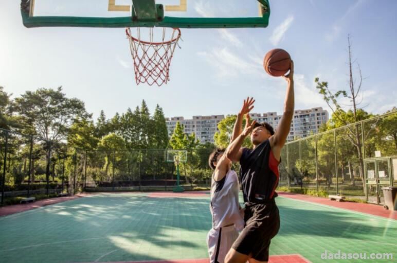 打篮球关节受伤该怎么办？氨糖软骨素钙片的功效有哪些？