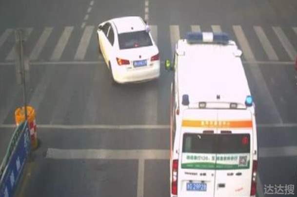 北京一出租车阻碍救护车通行被警方行政拘留5日2