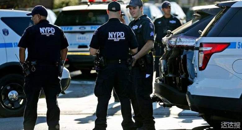 纽约地铁多名乘客遭暴力袭击：有人被抢劫犯拿枪威胁2