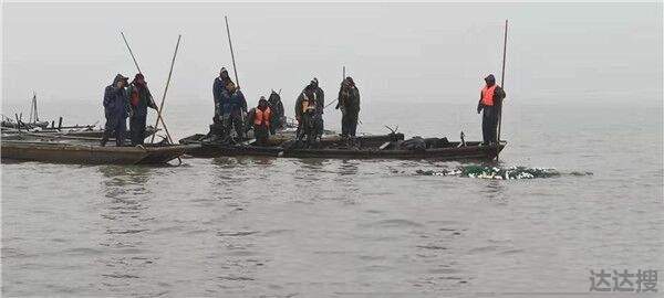 捕鱼船侧翻致11死:一家3兄弟丧命 安徽14人捕鱼